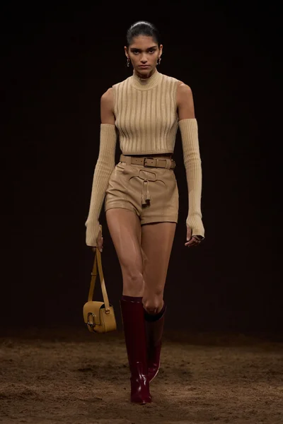 Look 16